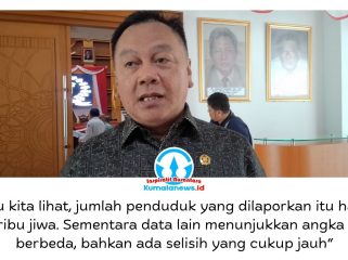 Ketua Pansus LKPJ, Achmad Sukamto, memberikan keterangan kepada awak media terkait persoalan utama berupa ketidaksinkronan data jumlah penduduk yang tercantum dalam berbagai sumber resmi. Keterangan tersebut disampaikan usai Rapat Dengar Pendapat (RDP) bersama sejumlah Organisasi Perangkat Daerah (OPD) di Ruang Rapat Utama Lantai 2 DPRD Kota Samarinda, Kamis (9/4/2026). Foto: Yana Ashari.