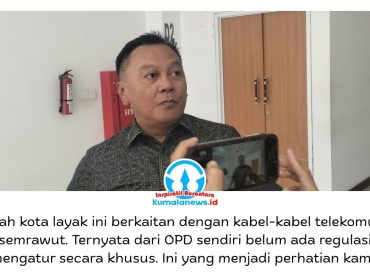 Ketua Pansus LKPJ, Achmad Sukamto, memberikan keterangan kepada awak media terkait persoalan utilitas perkabelan telekomunikasi yang menjadi perhatian serius Pansus, karena hingga saat ini belum terdapat regulasi yang secara khusus mengatur penataan kabel di ruang publik. Keterangan tersebut disampaikan usai Rapat Dengar Pendapat (RDP) bersama sejumlah Organisasi Perangkat Daerah (OPD), termasuk Dinas Komunikasi dan Informatika (Kominfo) serta Dinas Pekerjaan Umum dan Penataan Ruang (PUPR), di Ruang Rapat Utama Lantai 2 DPRD Kota Samarinda, Kamis (9/4/2026). Foto: Yana Ashari.