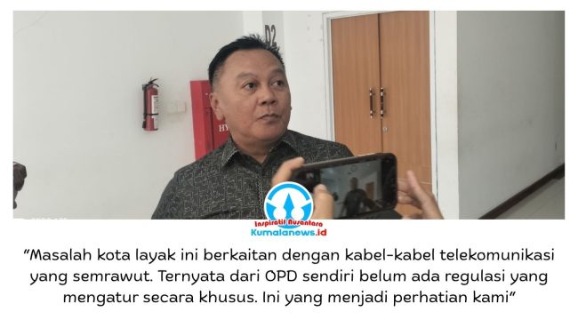 Ketua Pansus LKPJ, Achmad Sukamto, memberikan keterangan kepada awak media terkait persoalan utilitas perkabelan telekomunikasi yang menjadi perhatian serius Pansus, karena hingga saat ini belum terdapat regulasi yang secara khusus mengatur penataan kabel di ruang publik. Keterangan tersebut disampaikan usai Rapat Dengar Pendapat (RDP) bersama sejumlah Organisasi Perangkat Daerah (OPD), termasuk Dinas Komunikasi dan Informatika (Kominfo) serta Dinas Pekerjaan Umum dan Penataan Ruang (PUPR), di Ruang Rapat Utama Lantai 2 DPRD Kota Samarinda, Kamis (9/4/2026). Foto: Yana Ashari.