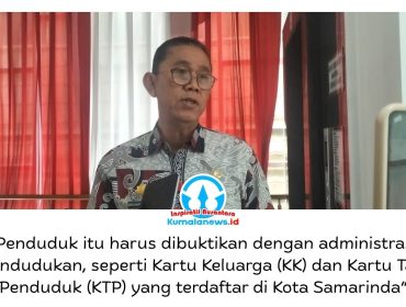 Kepala Dinas Kependudukan dan Pencatatan Sipil (Disdukcapil) Kota Samarinda, Eko Suprayetno, memberikan keterangan kepada awak media terkait substansi dalam Laporan Keterangan Pertanggungjawaban (LKPJ) Wali Kota, khususnya mengenai data kependudukan yang telah disusun sesuai kaidah dan sumber resmi. Keterangan tersebut disampaikan usai mengikuti Rapat Dengar Pendapat (RDP) bersama sejumlah Organisasi Perangkat Daerah (OPD) di Ruang Rapat Utama Lantai 2 DPRD Kota Samarinda, Kamis (9/4/2026). Foto: Yana Ashari.