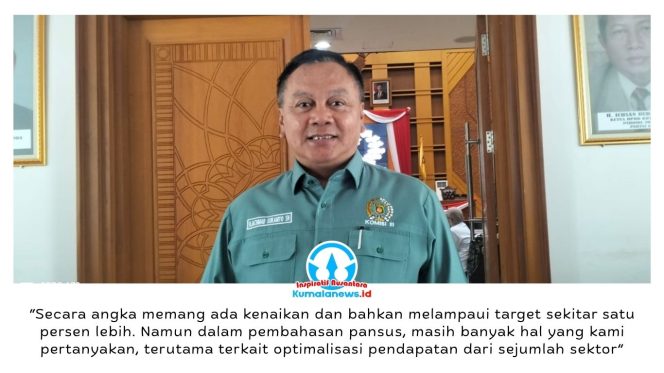 
 Ketua Pansus LKPJ, Achmad Sukamto, memberikan keterangan terkait pembahasan yang difokuskan pada indikator fiskal bersumber dari PAD. Berdasarkan laporan LKPJ Wali Kota Samarinda, capaian indikator tersebut menunjukkan tren peningkatan dari sekitar 21 persen menjadi di atas 22 persen pada 2025, bahkan melampaui target yang ditetapkan. Foto: Yana Ashari.