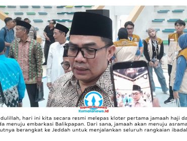 Wali Kota Samarinda, Andi Harun, memberikan keterangan pers kepada awak media usai secara resmi melepas 1.024 jemaah calon haji asal Kota Samarinda di GOR Segiri, Sabtu (25/4/2026). Pelepasan tersebut menandai dimulainya rangkaian pemberangkatan jemaah haji musim 1447 Hijriah/2026 Masehi dari Kota Tepian. Foto: Yana Ashari.