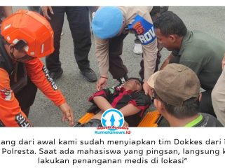 Aksi unjuk rasa mahasiswa di depan Gedung DPRD Kota Samarinda diwarnai dorong-dorongan dengan aparat keamanan, Selasa (21/4/2026). Situasi sempat memanas saat massa mencoba memasuki area gedung, hingga menyebabkan seorang mahasiswa pingsan di tengah kerumunan. Foto: Yana Ashari.