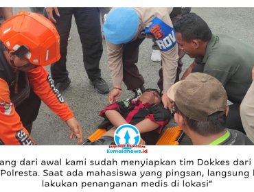 Aksi unjuk rasa mahasiswa di depan Gedung DPRD Kota Samarinda diwarnai dorong-dorongan dengan aparat keamanan, Selasa (21/4/2026). Situasi sempat memanas saat massa mencoba memasuki area gedung, hingga menyebabkan seorang mahasiswa pingsan di tengah kerumunan. Foto: Yana Ashari.