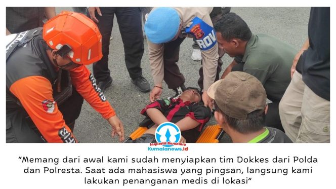 
 Aksi unjuk rasa mahasiswa di depan Gedung DPRD Kota Samarinda diwarnai dorong-dorongan dengan aparat keamanan, Selasa (21/4/2026). Situasi sempat memanas saat massa mencoba memasuki area gedung, hingga menyebabkan seorang mahasiswa pingsan di tengah kerumunan. Foto: Yana Ashari.