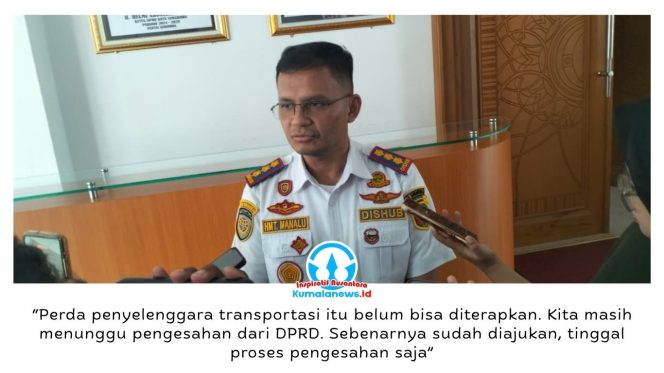 
 Kepala Dinas Perhubungan (Dishub) Kota Samarinda, Hotmarulitua Manalu, memberikan penjelasan kepada awak media usai mengikuti Rapat Dengar Pendapat (RDP) bersama DPRD Kota Samarinda yang membahas indeks kemandirian fiskal, Rabu (22/4/2026). Foto: Yana Ashari.