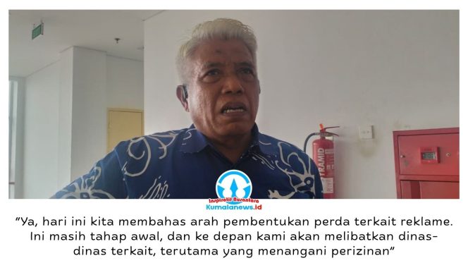 
 Ketua Panitia Khusus (Pansus) I DPRD Kota Samarinda, Markaca, memberikan keterangan terkait Raperda Penyelenggaraan, Perizinan, dan Penataan Reklame, Senin (13/4/2026), usai rapat pembahasan. Foto: Yana Ashari.