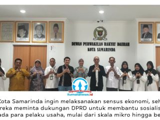 Ketua Komisi IV DPRD Samarinda, Mohammad Novan Syahronny Pasie, bersama jajaran dan Kepala BPS Kota Samarinda, Supriyanto, berfoto bersama usai hearing di Ruang Rapat Gabungan Lantai I DPRD Samarinda, Selasa (28/4/2026). Foto: Yana Ashari.