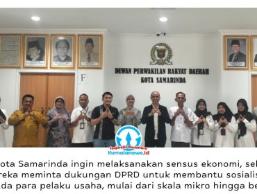 Ketua Komisi IV DPRD Samarinda, Mohammad Novan Syahronny Pasie, bersama jajaran dan Kepala BPS Kota Samarinda, Supriyanto, berfoto bersama usai hearing di Ruang Rapat Gabungan Lantai I DPRD Samarinda, Selasa (28/4/2026). Foto: Yana Ashari.