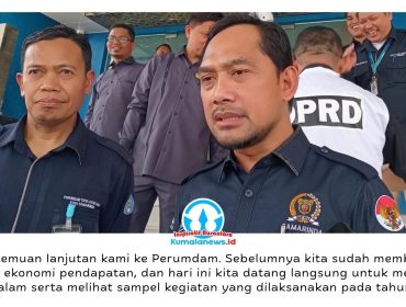 Wakil Ketua Pansus LKPJ Abdul Rohim memberikan keterangan terkait kunjungan lapangan ke Perumdam Tirta Kencana, Selasa (28/4/2026), dalam rangka pendalaman capaian kinerja pemerintah daerah, khususnya layanan air bersih dan kontribusi terhadap PAD. Foto: Yana Ashari.