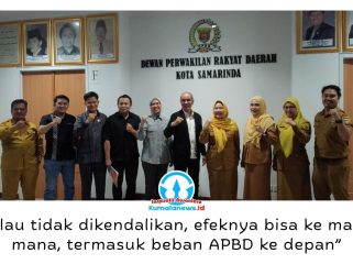 Ketua Komisi IV DPRD Samarinda Mohammad Novan Syahronny Pasie bersama anggota dan Kepala DPPKB Deasy Evriyani berfoto usai rapat hearing, Selasa (28/4/2026), di Ruang Rapat Gabungan DPRD Samarinda. Foto: Yana Ashari.