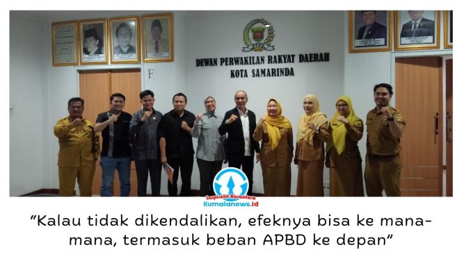 
 Ketua Komisi IV DPRD Samarinda Mohammad Novan Syahronny Pasie bersama anggota dan Kepala DPPKB Deasy Evriyani berfoto usai rapat hearing, Selasa (28/4/2026), di Ruang Rapat Gabungan DPRD Samarinda. Foto: Yana Ashari.