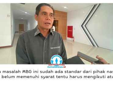 Ketua DPRD Samarinda, Helmi Abdullah, memberikan keterangan kepada awak media terkait penghentian sementara 12 dapur Satuan Pelayanan Pemenuhan Gizi (SPPG) dalam program Makan Bergizi Gratis (MBG), Jumat (10/4/2026). Foto: Yana Ashari.