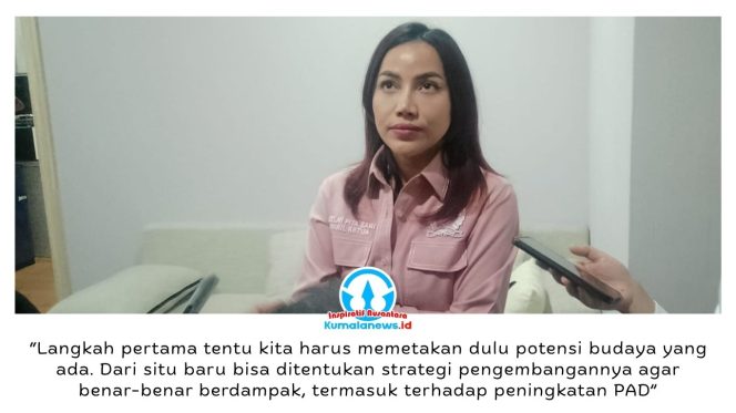 
 Wakil Ketua DPRD Kota Samarinda, Celni Pita Sari, memberikan keterangan kepada awak media terkait pentingnya pengembangan sektor kebudayaan sebagai salah satu sumber Pendapatan Asli Daerah (PAD), usai mengikuti pembahasan lintas organisasi perangkat daerah di Samarinda. Foto: Yana Ashari.