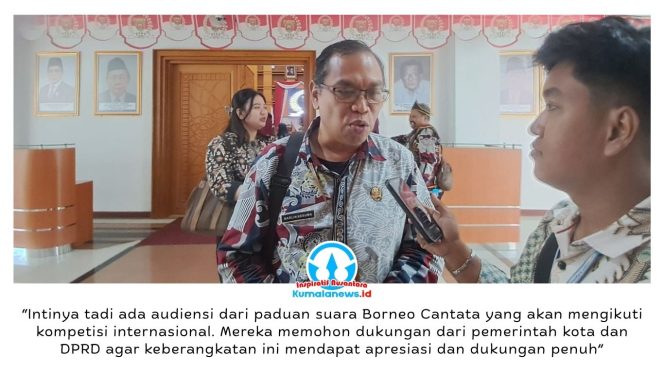 
 Kepala Bidang Kebudayaan Disdikbud Kota Samarinda, Barlin Hady Kesuma, memberikan keterangan kepada awak media terkait komitmen pihaknya dalam mendukung kelompok paduan suara Borneo Cantata yang akan berlaga di ajang internasional. Foto: Yana Ashari.