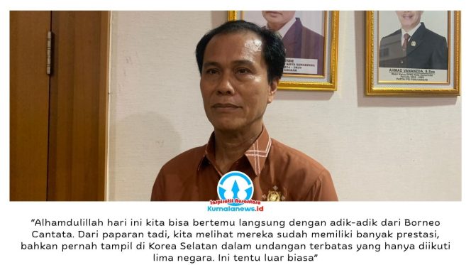 
 Anggota Komisi IV DPRD Kota Samarinda, Yakob Pangedongan, memberikan keterangan kepada awak media usai audiensi antara Komisi IV DPRD Kota Samarinda dan Sanggar Paduan Suara Borneo Cantata di Ruang Rapat Utama Lantai II DPRD Kota Samarinda, Kamis (23/4/2026). Pertemuan tersebut menjadi ruang dialog untuk menyerap aspirasi serta memahami kondisi sanggar yang telah berkiprah hampir dua dekade. Foto: Yana Ashari.