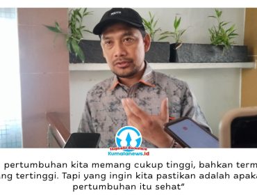 Wakil Ketua Panitia Khusus (Pansus) LKPJ Kepala Daerah DPRD Kota Samarinda, Abdul Rohim, memberikan keterangan kepada awak media terkait kondisi pertumbuhan ekonomi Kota Samarinda yang dinilai masih rentan meski mencatat angka cukup tinggi. Hal tersebut disampaikannya usai pembahasan arah pembangunan ekonomi dalam dokumen perencanaan daerah, Kamis (23/4/2026). Foto: Yana Ashari.