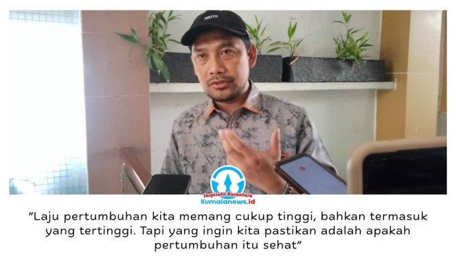 
 Wakil Ketua Panitia Khusus (Pansus) LKPJ Kepala Daerah DPRD Kota Samarinda, Abdul Rohim, memberikan keterangan kepada awak media terkait kondisi pertumbuhan ekonomi Kota Samarinda yang dinilai masih rentan meski mencatat angka cukup tinggi. Hal tersebut disampaikannya usai pembahasan arah pembangunan ekonomi dalam dokumen perencanaan daerah, Kamis (23/4/2026). Foto: Yana Ashari.