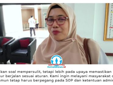 Lurah Gunung Lingai, Siti Jubaedah, memberikan keterangan kepada awak media usai menghadiri rapat bersama anggota DPRD Kota Samarinda terkait pelayanan administrasi pertanahan di wilayahnya, Rabu (22/4/2026). Ia menyebut kehadirannya sebagai bentuk penghormatan atas undangan DPRD sekaligus kesempatan menerima masukan untuk meningkatkan kualitas pelayanan kepada masyarakat. Foto: Yana Ashari.