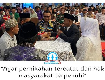 Bupati Kutai Kartanegara, Aulia Rahman Basri, menjadi saksi pernikahan massal di Mal Pelayanan Publik (MPP) Kukar, Rabu (29/4/2026). Foto: Fairuzzabady.