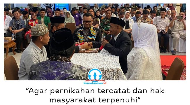 Bupati Kutai Kartanegara, Aulia Rahman Basri, menjadi saksi pernikahan massal di Mal Pelayanan Publik (MPP) Kukar, Rabu (29/4/2026). Foto: Fairuzzabady.
