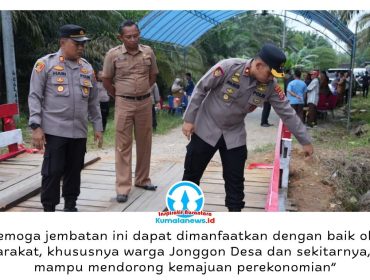 Wakapolres Kutai Kartanegara, Kompol Izdiharuddin Faris Raharja Putra, didampingi Kapolsek Loa Kulu AKP Hari Supranoto dan Pj Kepala Desa Jonggon Desa Indra Herman Kusuma, meninjau hasil renovasi Jembatan Merah Putih Presisi di Sungai Segara RT 001, Jonggon Desa, Kecamatan Loa Kulu, Senin (13/4/2026). Dok: Humas Polres Kutai Kartanegara.