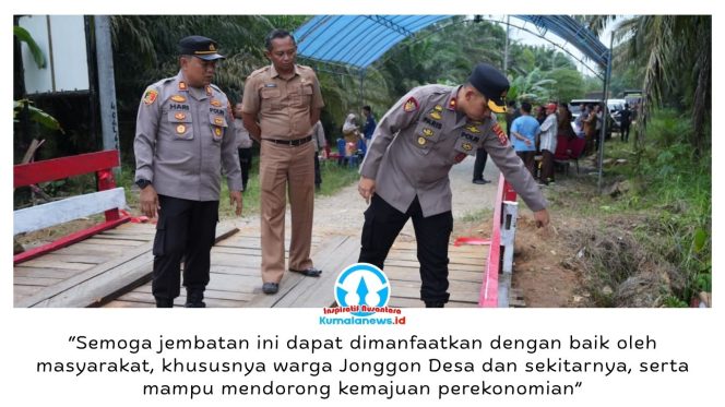 
 Wakapolres Kutai Kartanegara, Kompol Izdiharuddin Faris Raharja Putra, didampingi Kapolsek Loa Kulu AKP Hari Supranoto dan Pj Kepala Desa Jonggon Desa Indra Herman Kusuma, meninjau hasil renovasi Jembatan Merah Putih Presisi di Sungai Segara RT 001, Jonggon Desa, Kecamatan Loa Kulu, Senin (13/4/2026). Dok: Humas Polres Kutai Kartanegara.