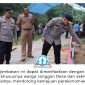 Wakapolres Kutai Kartanegara, Kompol Izdiharuddin Faris Raharja Putra, didampingi Kapolsek Loa Kulu AKP Hari Supranoto dan Pj Kepala Desa Jonggon Desa Indra Herman Kusuma, meninjau hasil renovasi Jembatan Merah Putih Presisi di Sungai Segara RT 001, Jonggon Desa, Kecamatan Loa Kulu, Senin (13/4/2026). Dok: Humas Polres Kutai Kartanegara.