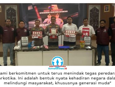 Kapolres Kutai Kartanegara AKBP Khairul Basyar, didampingi Wakapolres Kukar Kompol Izdiharuddin Faris Raharja Putra, Kasat Narkoba Polres Kukar AKP Yohannes Bonar Adiguna, Kasi Humas Iptu Maryono, KBO Satresnarkoba Iptu Sugiono, serta Kanit I Satresnarkoba Ipda Steven Moses bersama jajaran, menunjukkan barang bukti sabu hasil pengungkapan peredaran gelap narkotika di Kecamatan Loa Janan dalam kegiatan press release di Ruang Catur Prasetya, Lantai III Mako Polres Kukar, Rabu (15/4/2026). Foto: Fairuzzabady.