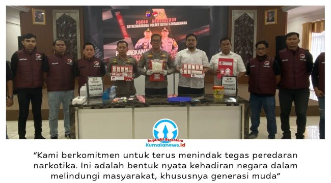 Kapolres Kutai Kartanegara AKBP Khairul Basyar, didampingi Wakapolres Kukar Kompol Izdiharuddin Faris Raharja Putra, Kasat Narkoba Polres Kukar AKP Yohannes Bonar Adiguna, Kasi Humas Iptu Maryono, KBO Satresnarkoba Iptu Sugiono, serta Kanit I Satresnarkoba Ipda Steven Moses bersama jajaran, menunjukkan barang bukti sabu hasil pengungkapan peredaran gelap narkotika di Kecamatan Loa Janan dalam kegiatan press release di Ruang Catur Prasetya, Lantai III Mako Polres Kukar, Rabu (15/4/2026). Foto: Fairuzzabady.