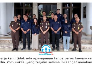 Foto bersama jajaran PWI Kutai Kartanegara dan Kejaksaan Negeri Kutai Kartanegara usai pertemuan. Dok: PWI Kutai Kartanegara.