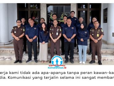 Foto bersama jajaran PWI Kutai Kartanegara dan Kejaksaan Negeri Kutai Kartanegara usai pertemuan. Dok: PWI Kutai Kartanegara.