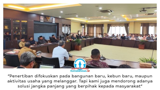
 Suasana Rapat Dengar Pendapat (RDP) gabungan Komisi I, II, dan III DPRD Kabupaten Kutai Kartanegara bersama sejumlah pihak terkait yang membahas polemik wirausaha masyarakat di kawasan Hutan Lindung Bukit Soeharto, di Ruang Banmus DPRD Kukar, Senin (27/4/2026). Foto: Akmal Hafidz Krisnowo.