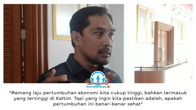 
 Wakil Ketua Panitia Khusus (Pansus) LKPJ Kepala Daerah, Abdul Rohim, memberikan keterangan terkait kualitas pertumbuhan ekonomi Kota Samarinda dalam Rapat Dengar Pendapat (RDP) pembahasan LKPJ Tahun Anggaran 2025. Rapat berlangsung di Ruang Rapat Utama Lantai 2 DPRD Kota Samarinda, Rabu (22/4/2026), dengan menghadirkan sejumlah perangkat daerah terkait. Foto: Yana Ashari.