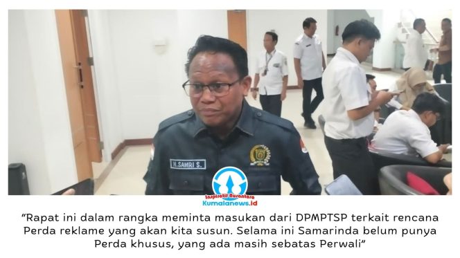 
 Panitia Khusus (Pansus) I DPRD Kota Samarinda, Samri Shaputra, memberikan keterangan terkait lanjutan pembahasan Rancangan Peraturan Daerah (Raperda) tentang Penyelenggaraan, Perizinan, dan Penataan Reklame. Rapat berlangsung di Ruang Rapat Gabungan Lantai 1 DPRD Kota Samarinda dengan melibatkan Dinas Penanaman Modal dan Pelayanan Terpadu Satu Pintu (DPMPTSP) sebagai mitra pembahasan. Foto: Yana Ashari.