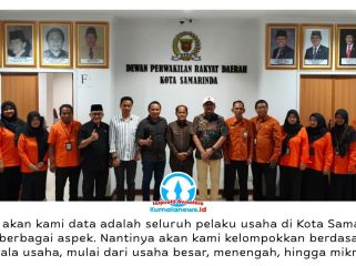 Foto bersama Kepala BPS Kota Samarinda, Supriyanto, beserta jajaran dengan Ketua Komisi II DPRD Kota Samarinda, Iswandi, dan jajaran usai rapat audiensi dan sosialisasi di DPRD Kota Samarinda, Rabu (15/4/2026). Foto: Yana Ashari.