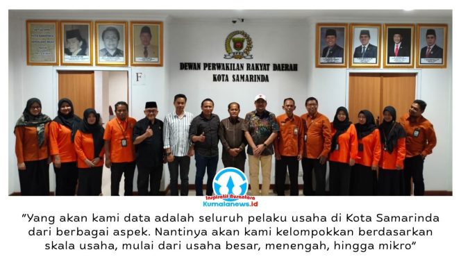 
 Foto bersama Kepala BPS Kota Samarinda, Supriyanto, beserta jajaran dengan Ketua Komisi II DPRD Kota Samarinda, Iswandi, dan jajaran usai rapat audiensi dan sosialisasi di DPRD Kota Samarinda, Rabu (15/4/2026). Foto: Yana Ashari.