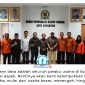 Foto bersama Kepala BPS Kota Samarinda, Supriyanto, beserta jajaran dengan Ketua Komisi II DPRD Kota Samarinda, Iswandi, dan jajaran usai rapat audiensi dan sosialisasi di DPRD Kota Samarinda, Rabu (15/4/2026). Foto: Yana Ashari.