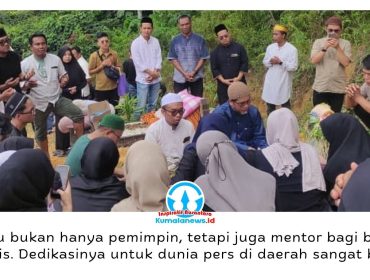 Suasana duka keluarga, kerabat, dan sahabat saat menghadiri pemakaman almarhum Mohammad Sukri, Ketua Jaringan Media Siber Indonesia (JMSI) Kalimantan Timur, di TPU Lok Bahu, Kecamatan Sungai Kunjang, Gang Kita RT 29, Samarinda. Foto: Yana Ashari.