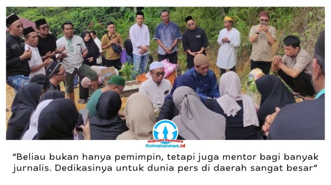 
 Suasana duka keluarga, kerabat, dan sahabat saat menghadiri pemakaman almarhum Mohammad Sukri, Ketua Jaringan Media Siber Indonesia (JMSI) Kalimantan Timur, di TPU Lok Bahu, Kecamatan Sungai Kunjang, Gang Kita RT 29, Samarinda. Foto: Yana Ashari.