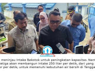 Bupati Kutai Kartanegara Aulia Rahman Basri memberikan keterangan kepada awak media usai meninjau lokasi pembangunan Intake Bekotok di Tenggarong, Selasa (28/4/2026), dalam rangka peningkatan kapasitas produksi air bersih. Foto: Akmal Hafidz Krisnowo.