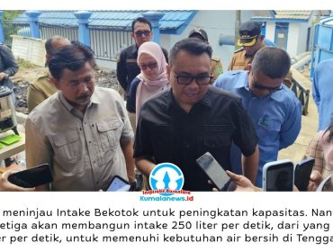 Bupati Kutai Kartanegara Aulia Rahman Basri memberikan keterangan kepada awak media usai meninjau lokasi pembangunan Intake Bekotok di Tenggarong, Selasa (28/4/2026), dalam rangka peningkatan kapasitas produksi air bersih. Foto: Akmal Hafidz Krisnowo.