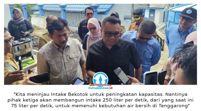Bupati Kutai Kartanegara Aulia Rahman Basri memberikan keterangan kepada awak media usai meninjau lokasi pembangunan Intake Bekotok di Tenggarong, Selasa (28/4/2026), dalam rangka peningkatan kapasitas produksi air bersih. Foto: Akmal Hafidz Krisnowo.