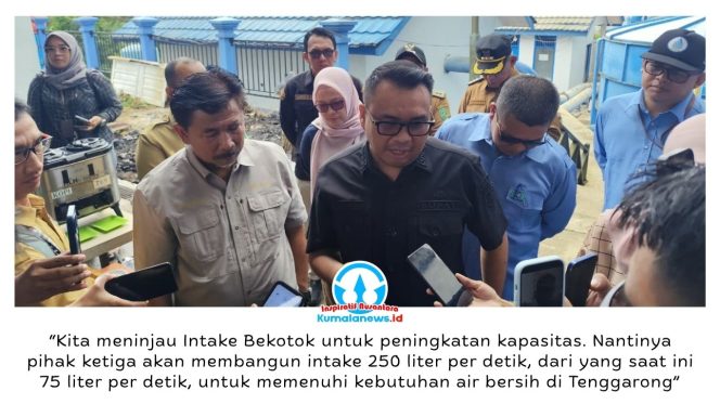 
 Bupati Kutai Kartanegara Aulia Rahman Basri memberikan keterangan kepada awak media usai meninjau lokasi pembangunan Intake Bekotok di Tenggarong, Selasa (28/4/2026), dalam rangka peningkatan kapasitas produksi air bersih. Foto: Akmal Hafidz Krisnowo.