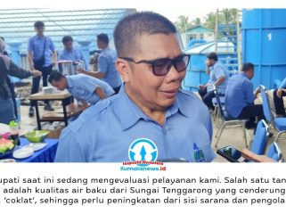 Direktur Utama Perumda Air Minum Tirta Mahakam Kukar, Suparno, memberikan keterangan terkait tantangan peningkatan layanan air bersih, khususnya kualitas air baku dan keterbatasan kapasitas produksi. Foto: Akmal Hafidz Krisnowo.