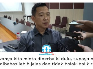 Anggota DPRD Kota Samarinda, Viktor Yuan, memberikan keterangan terkait penundaan pembahasan Rancangan Peraturan Daerah (Raperda) tentang prasarana, sarana, dan utilitas (PSU) perumahan dan kawasan permukiman, Rabu (22/4/2026). Foto: Yana Ashari.
