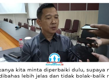Anggota DPRD Kota Samarinda, Viktor Yuan, memberikan keterangan terkait penundaan pembahasan Rancangan Peraturan Daerah (Raperda) tentang prasarana, sarana, dan utilitas (PSU) perumahan dan kawasan permukiman, Rabu (22/4/2026). Foto: Yana Ashari.