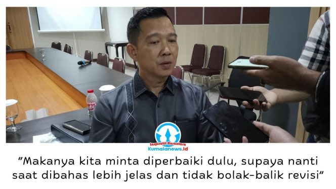 
 Anggota DPRD Kota Samarinda, Viktor Yuan, memberikan keterangan terkait penundaan pembahasan Rancangan Peraturan Daerah (Raperda) tentang prasarana, sarana, dan utilitas (PSU) perumahan dan kawasan permukiman, Rabu (22/4/2026). Foto: Yana Ashari.