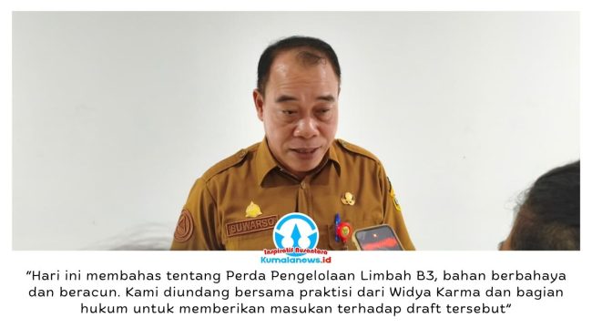 Kepala Dinas Lingkungan Hidup Kota Samarinda, Suwarso, memberikan keterangan terkait masukan dari pihaknya terhadap draft rancangan peraturan daerah (raperda) yang tengah dibahas oleh panitia khusus (pansus) DPRD Kota Samarinda. Foto: Yana Ashari.