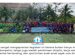 Kepala Dinas Pemuda dan Olahraga (Dispora) Kabupaten Kutai Kartanegara (Kukar), Aji Ali Husni, didampingi Kepala Sekolah MI RHQ Islamic School, Irfan Zidni Maulidana, berfoto bersama para peserta usai pembukaan Turnamen Mini Soccer dan Launching Jersey terbaru RHQ Football Academy di Fatma Sport Center Tenggarong, Sabtu (23/5/2026). Foto: Fairuzzabady.